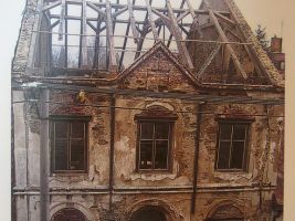 zdroj WIkimedia commons/ JItka Erbenová (cheva) Popisek: Horská synagoga v Hartmanicích před rekonstrukcí v roce 2003