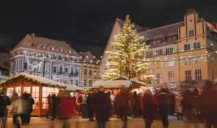 Historie vánočních stromků v architektuře veřejných prostor