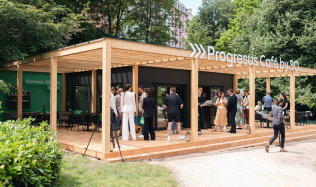 Nový kavárenský modul obohatil Dvořákovy sady v Karlových Varech. Městu bude sloužit i po skončení filmového festivalu