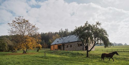 Podívejte se s námi na unikátní moderní rodinné domy přirozeně zasazené do přírody!