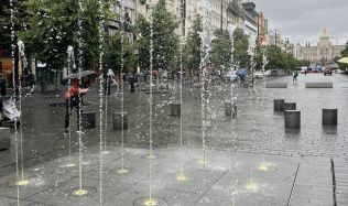 Podsvícená fontána v dolní části Václavského náměstí zahájila sezonu