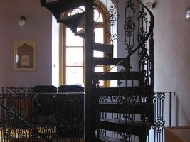 zdroj WIkimedia commons/ Jik jik Popisek: Horská synagoga v Hartmanicích, schodiště