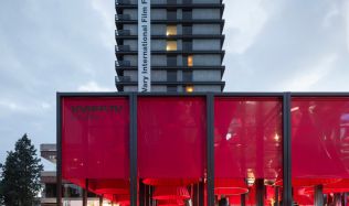 V Karlových Varech v rámci filmového festivalu opět vyroste elegantní multifunkční červený pavilon od Studia CHYBIK + KRISTOF